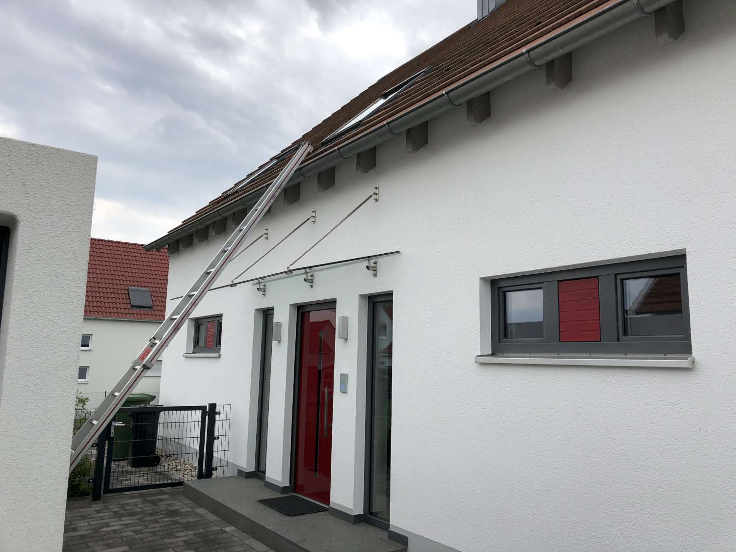 Fensterputzer Lübeck reinigt Überdachungen über der Eingangstür